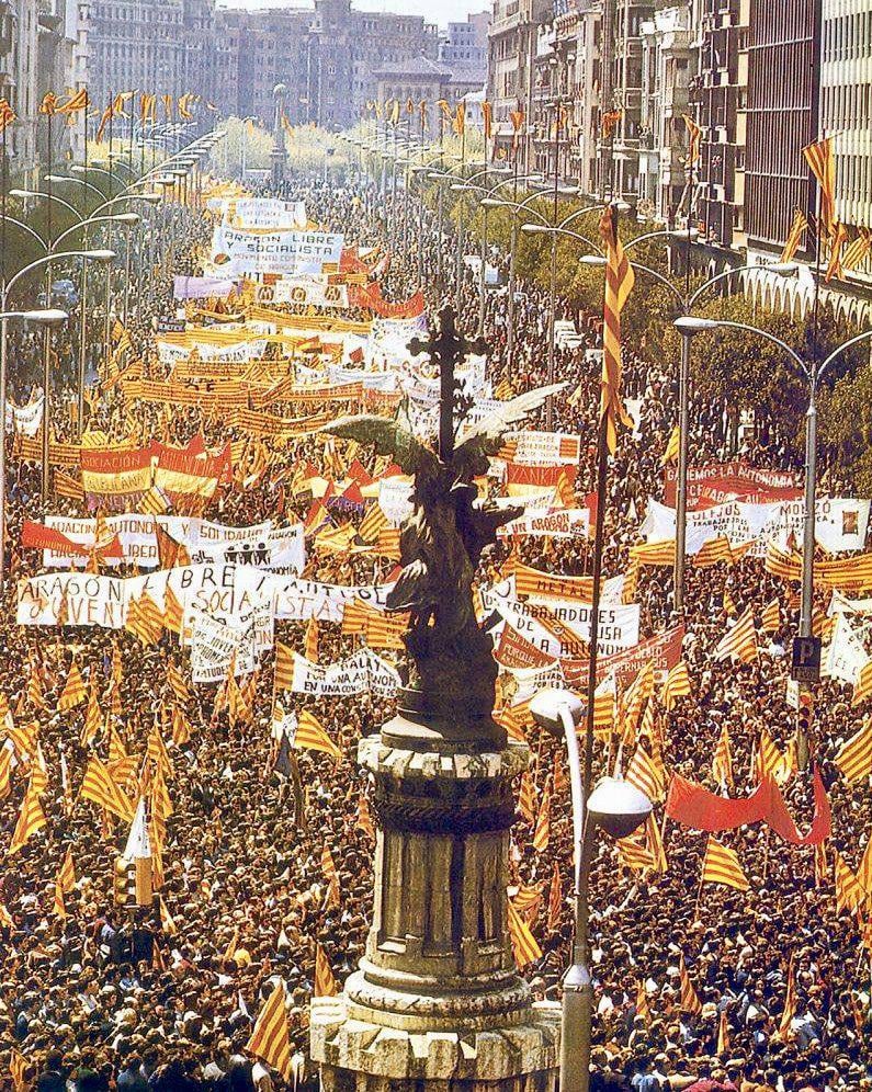 Guten Sant Chorche und einen schönen Aragon-Tag!  Bon Sant Jordi und einen schönen Aragó-Tag!  Auf dem Foto der Protest in Saragossa im Jahr 1978, bei dem 150.000 Demonstranten den Status einer autonomen Gemeinschaft für Aragón forderten.