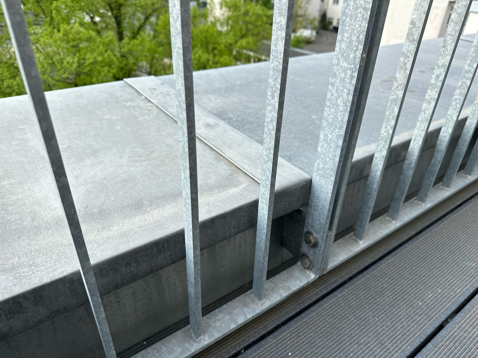 Pflanzen im Außenbereich des Balkons Pflanzen im Außenbereich des Balkons