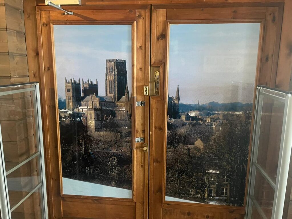 Warum gibt es ein Bild der Durham-Kathedrale im Dorf des Weihnachtsmanns in Rovaniemi?