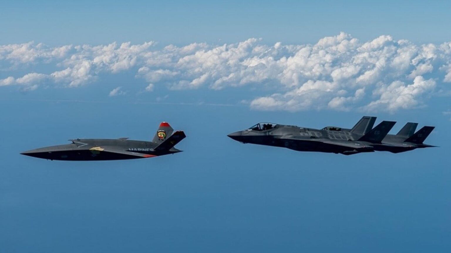 Kratos' elektronische Angriffsdrohne besteht den Loyal-Wingman-Test mit zwei F35 – „Die Demonstration schließt die erste Phase des Penetrating Affordable Autonomous Collaborative Killer Portfolio (PAACK-P)-Programms des United States Marine Corps ab.“