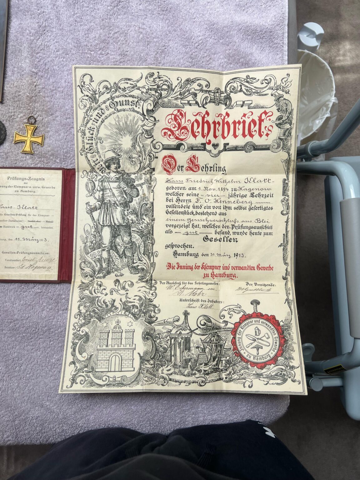 Bitte sagen Sie mir, was das ist. Ich habe es in der Schublade meines Großvaters gefunden