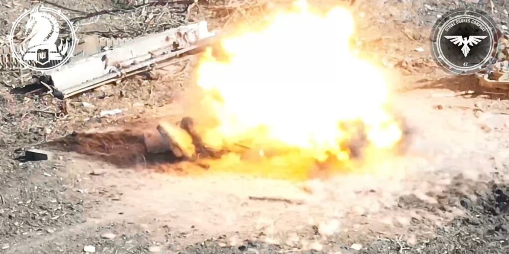 Das Video zeigt seltene Drohnen-gegen-Drohnen-Kämpfe, bei denen explodierende ukrainische Quadrocopter russische Granaten abfeuernde Roboter in die Luft jagen Das Video zeigt seltene Drohnen-gegen-Drohnen-Kämpfe, bei denen explodierende ukrainische Quadrocopter russische Granaten abfeuernde Roboter in die Luft jagen