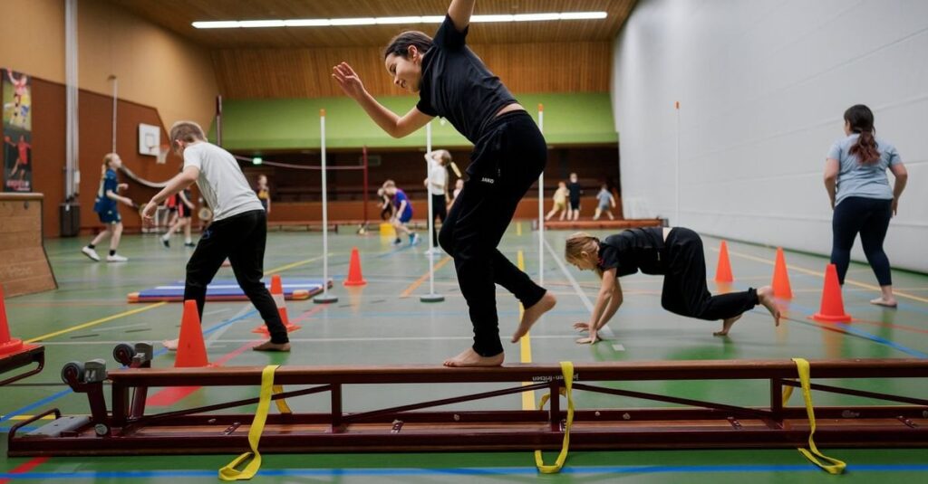 Einen Ball nicht fangen oder nicht auf einer Bank balancieren können: Viele Kinder haben eine eingeschränkte Motorik