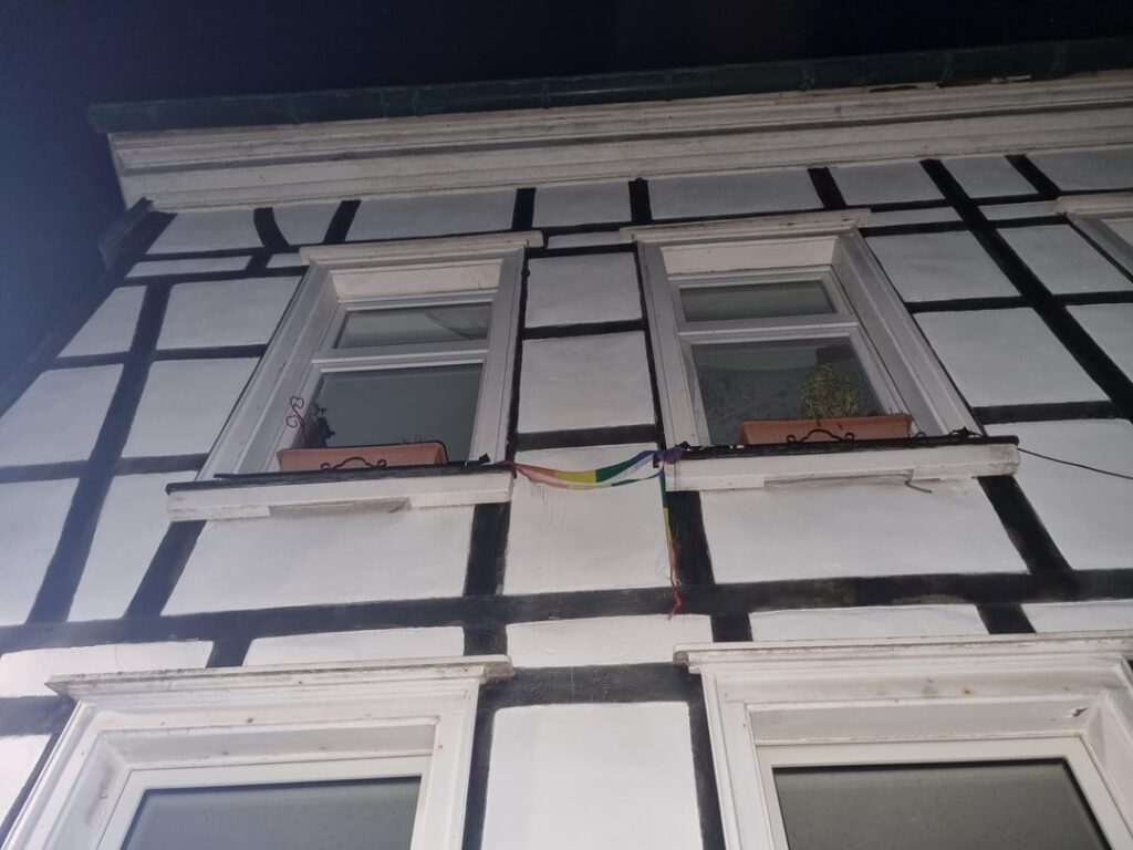 Jemand hat die Fahne meines Stolzes von unserem Haus abgerissen und sie angezündet ... :/