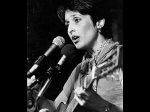 1988 sang die amerikanische Folk-Queen Joan Baez „Txoria txori“ vor einem vollbesetzten baskischen Publikum in Bilbo.  Es ist wahrscheinlich das berühmteste Lied in der baskischen Sprache und wird im Baskenland oft als dessen de-facto-Nationalhymne angesehen.
