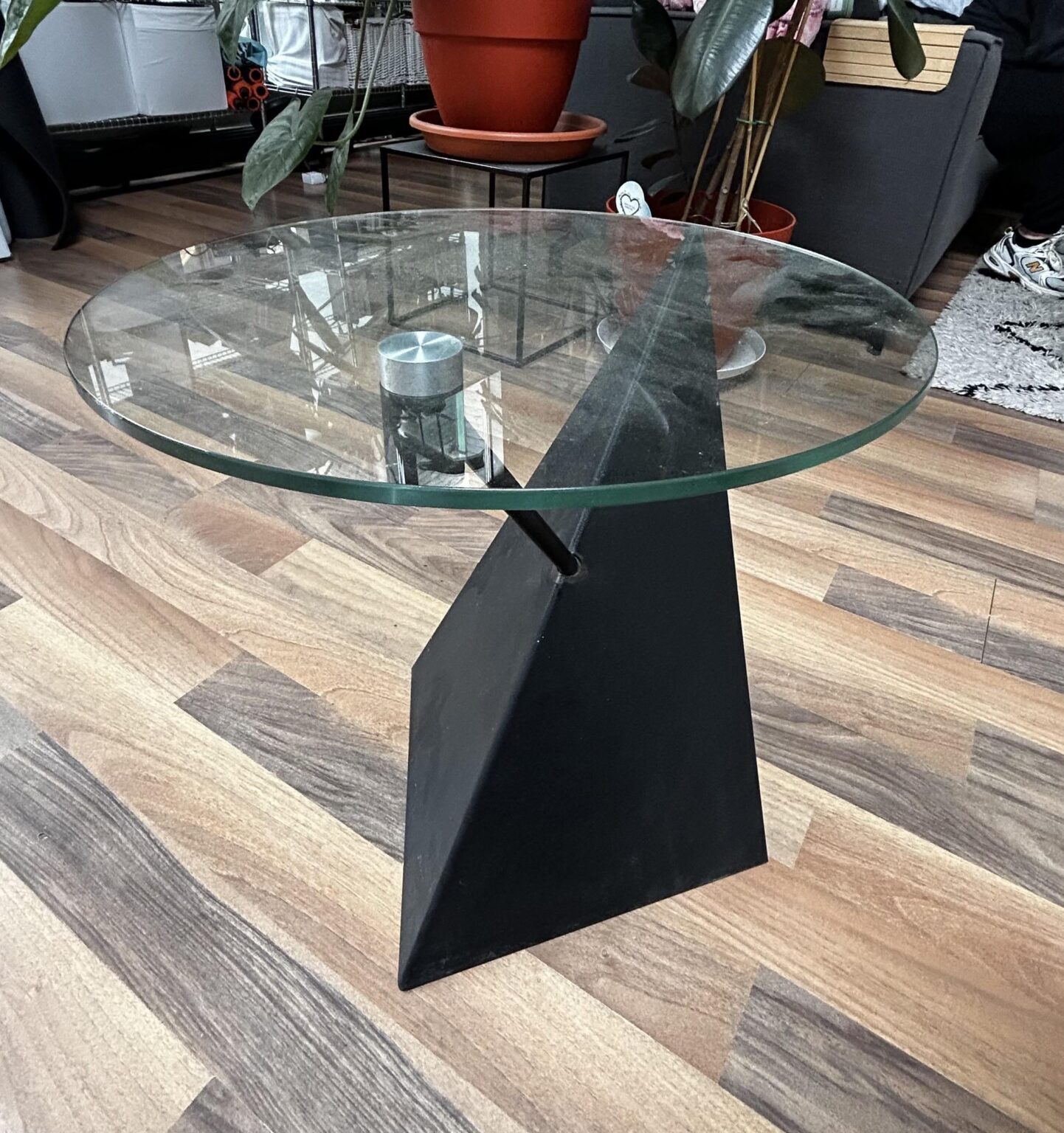 Hat jemand eine Idee, zu welchem Möbelhersteller dieser Beistelltisch gehört? Hat jemand eine Idee, zu welchem Möbelhersteller dieser Beistelltisch gehört?