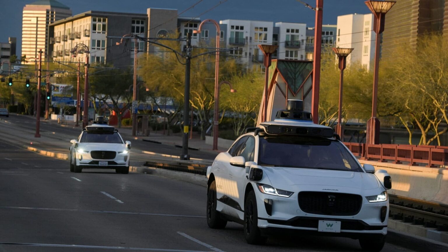 Selbstfahrende Autos von Waymo liefern zum ersten Mal Uber Eats-Bestellungen aus