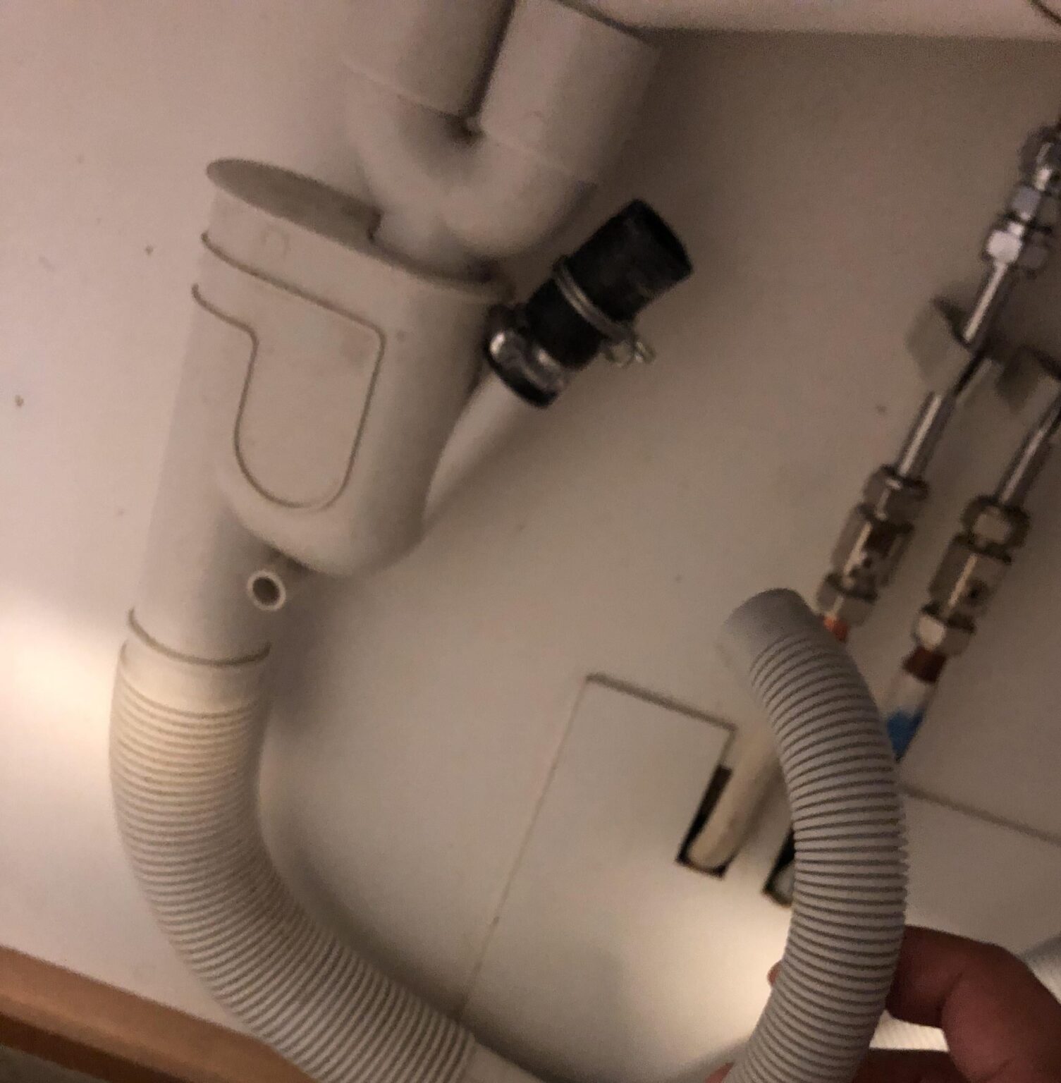 Die Spülmaschine verursachte einen Wasserschaden und die Versicherung verweigerte jegliche Entschädigung.