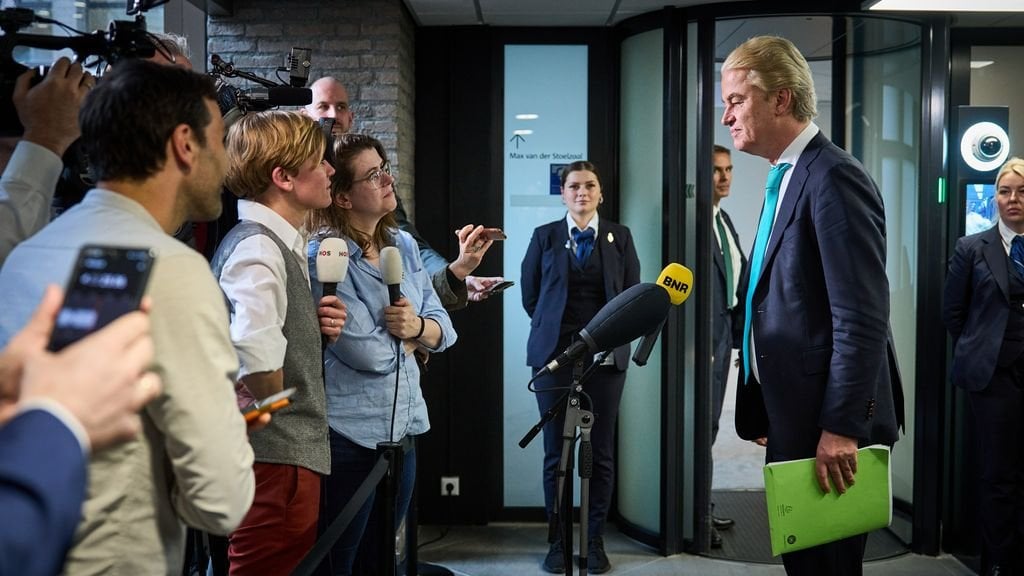 Wilders geht zu einer rechten Konferenz, wo Journalisten nicht willkommen sind