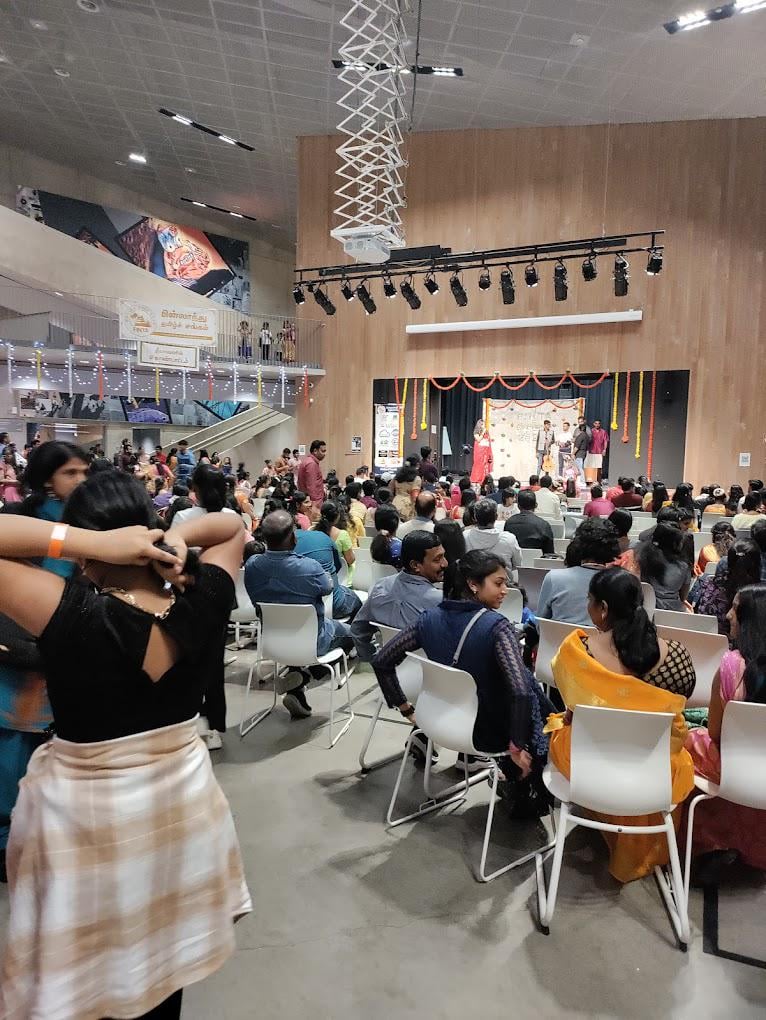 Weiß jemand, ob die überwiegende Mehrheit der Schüler der Espoo International School wirklich aus Indien und Pakistan kommt?  Gibt es an dieser Schule Schüler aus Finnland oder anderen Ländern?