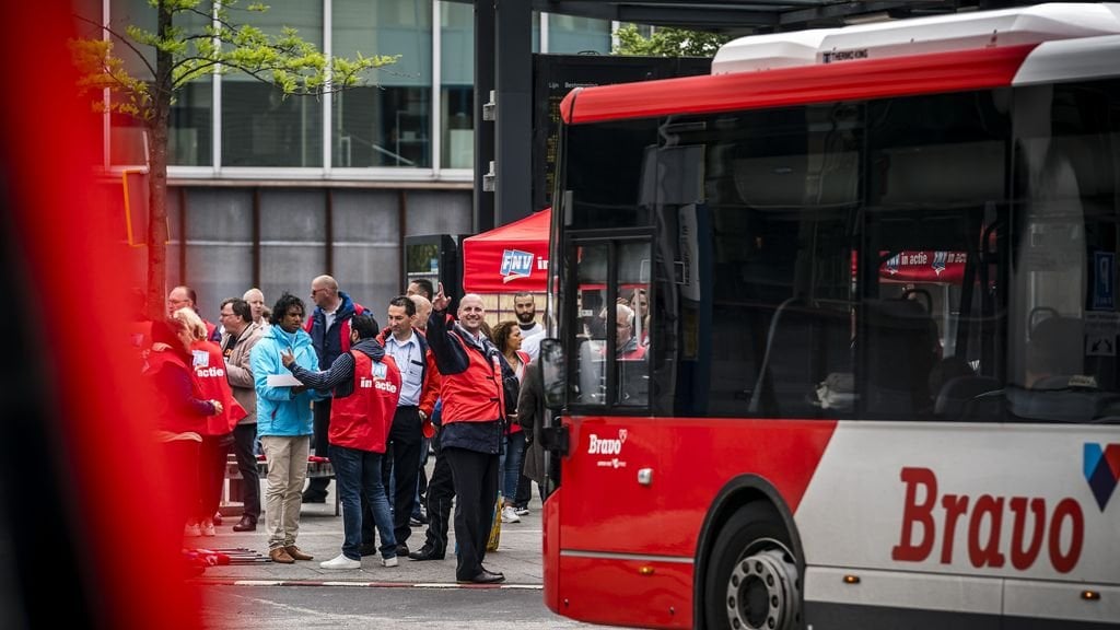 Um den Mangel zu beheben, setzt der Busbetreiber Hermes Schüler als Fahrer ein
