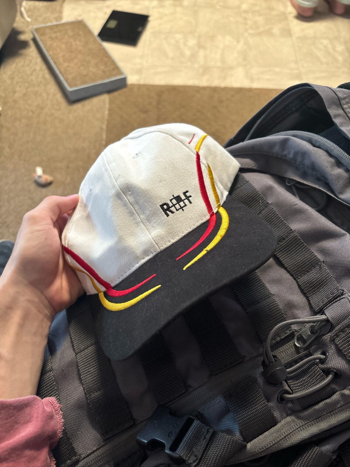 Hallo, mein Onkel, der aus Deutschland zu Besuch war, hat mir diesen Hut geschenkt. Irgendeine Idee, für welches Unternehmen das Logo ist? Ich habe ein bisschen gesucht und konnte alles finden. Hallo, mein Onkel, der aus Deutschland zu Besuch war, hat mir diesen Hut geschenkt. Irgendeine Idee, für welches Unternehmen das Logo ist? Ich habe ein bisschen gesucht und konnte alles finden.