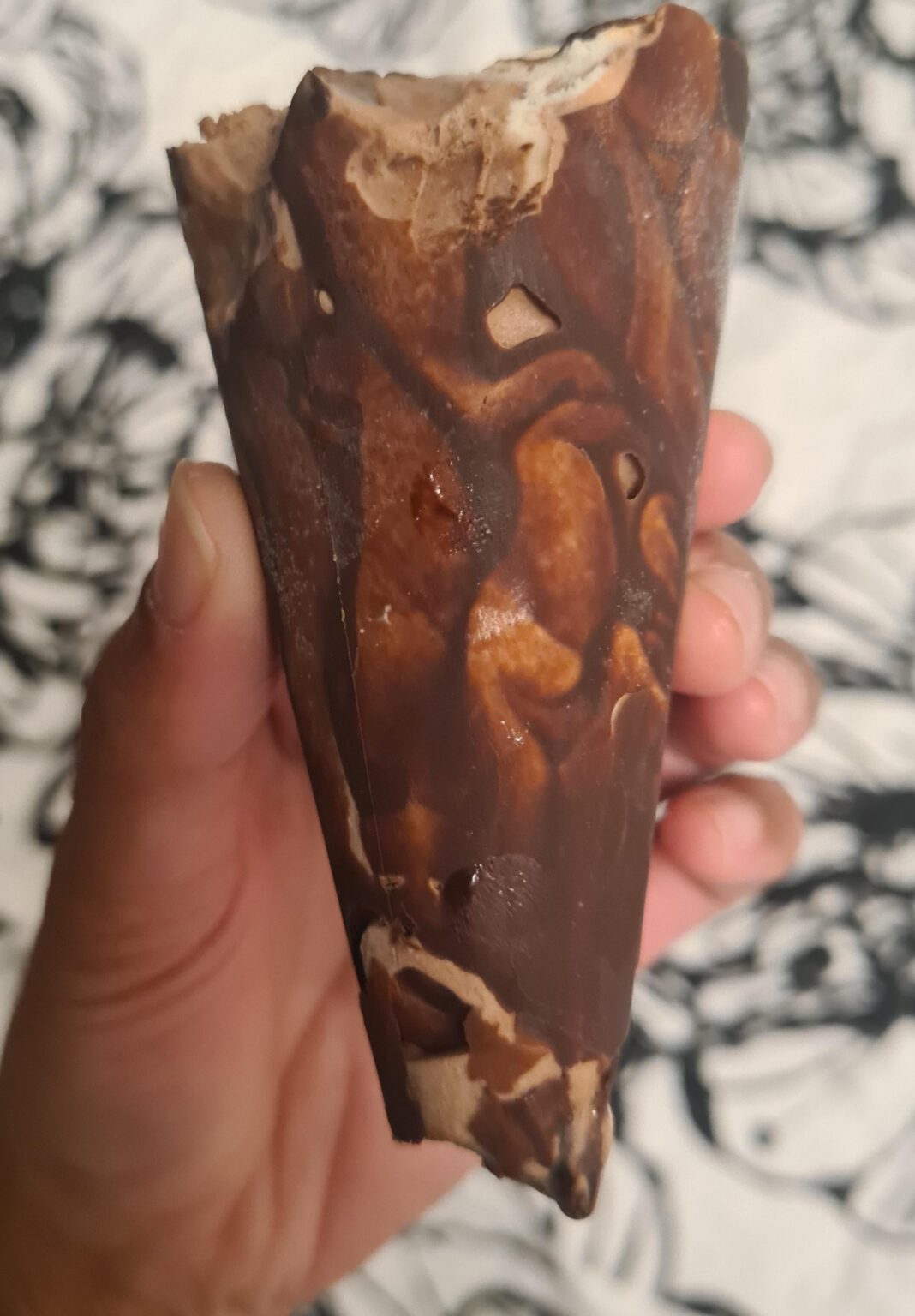 Bin vor kurzem nach Finnland gezogen: Mein bisher größter Kulturschock sind die Bon Gelati-Eistüten, bei denen es keine Tüte um das Eis gibt.  Wie isst man diese?