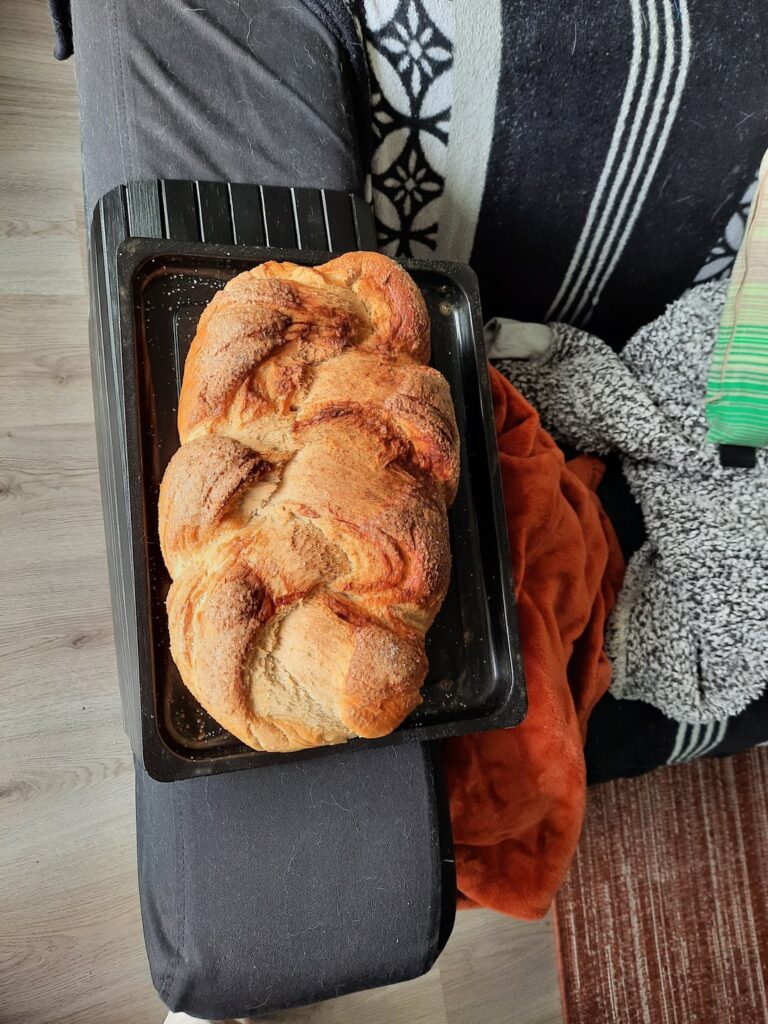 Vor 2 Wochen habe ich meinen zweiten Pulla gemacht und ihn hier gepostet.  Ich habe viele wirklich gute Ratschläge bekommen und hier bin ich nun mit einem weiteren Pulla.  Was haltet ihr alle vom dritten Backversuch dieser aufstrebenden niederländischen Austauschschülerin aus Finnland?