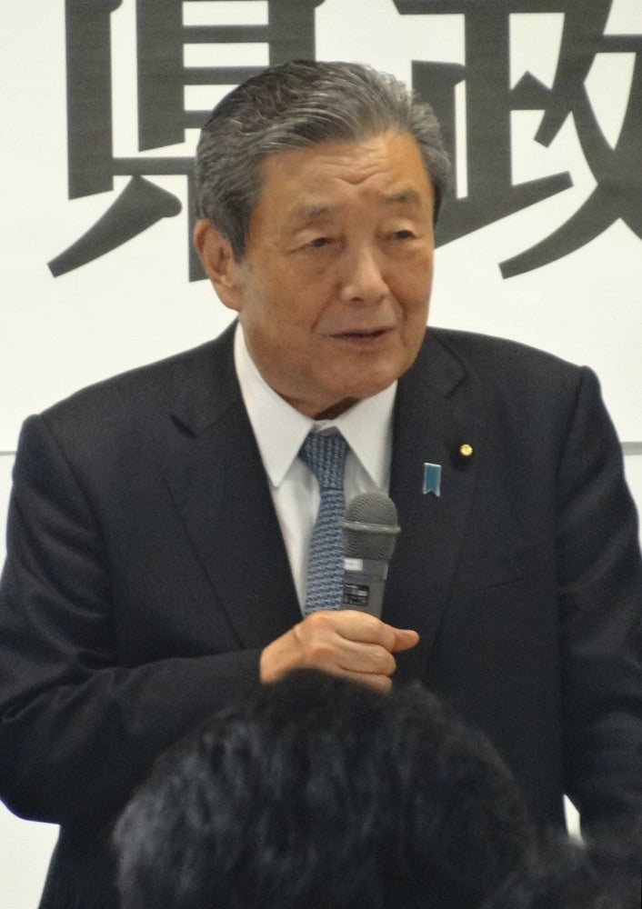 Moriyama, Vorsitzender der Liberaldemokratischen Partei für allgemeine Angelegenheiten, grüßt bei einem Treffen (12., Stadt Yusui, Präfektur Kagoshima) (Foto von Koichiro Shigematsu)