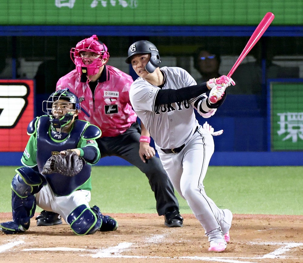 Mit zwei Outs im 6. Inning landet Sakamoto einen Hit (Fänger Nakamura) (12.) = Foto von Ryoichiro Kida