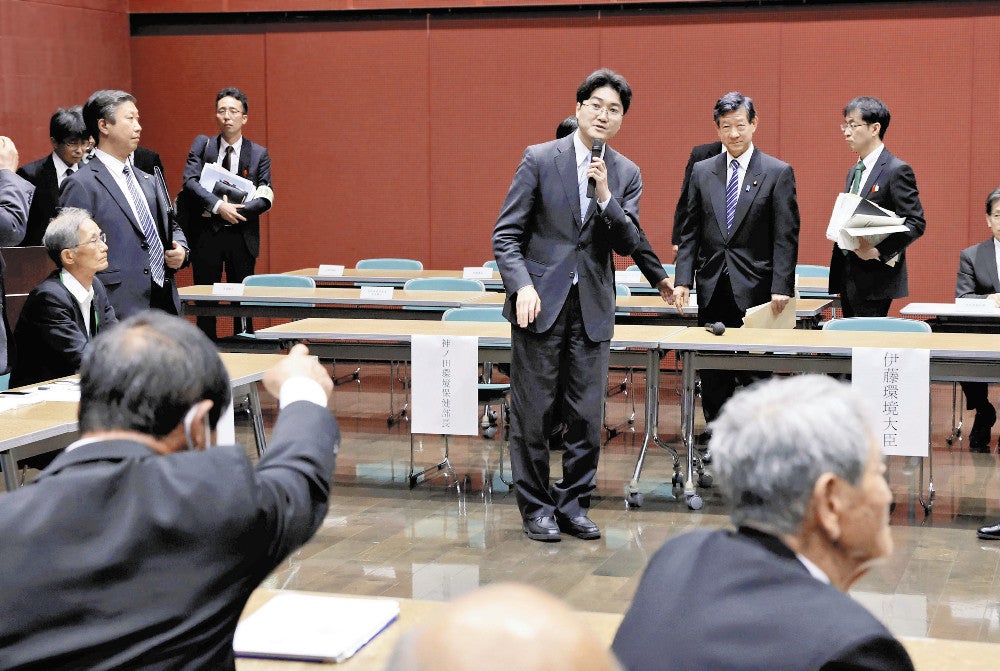 Der zuständige Büroleiter (Mitte, rechts Umweltminister Ito) erklärt Organisationen die Mikrofonlautstärke (am Nachmittag des 1. in der Stadt Minamata, Präfektur Kumamoto) (Foto von Fuyusei Kisanuki)