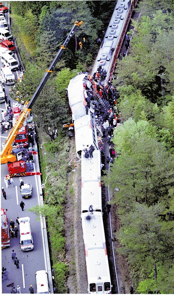 Fahrzeuge, die auf der Shigaraki-Kogen-Bahn frontal zusammenstießen und aufblähten (14. Mai 1991, aus dem Hubschrauber des Hauptquartiers)