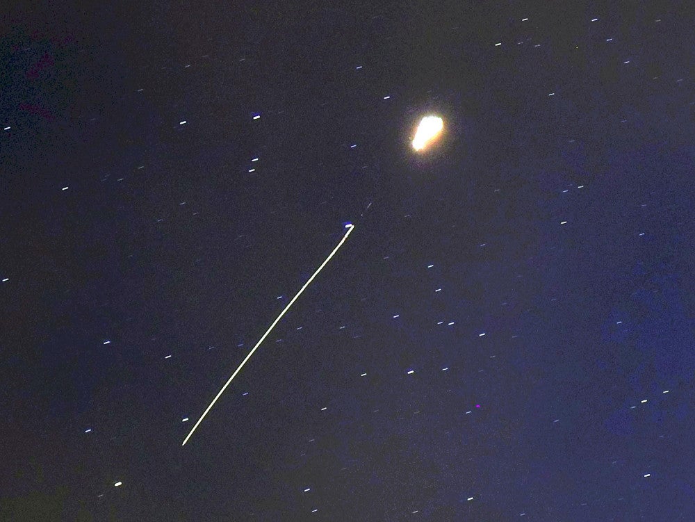 Ein Projektil, das offenbar von Nordkorea aus abgefeuert wurde und am Himmel explodierte (in der Nacht des 27. in Dandong, China, an der Grenze zwischen China und Nordkorea) (Foto von Ichiro Ohara)