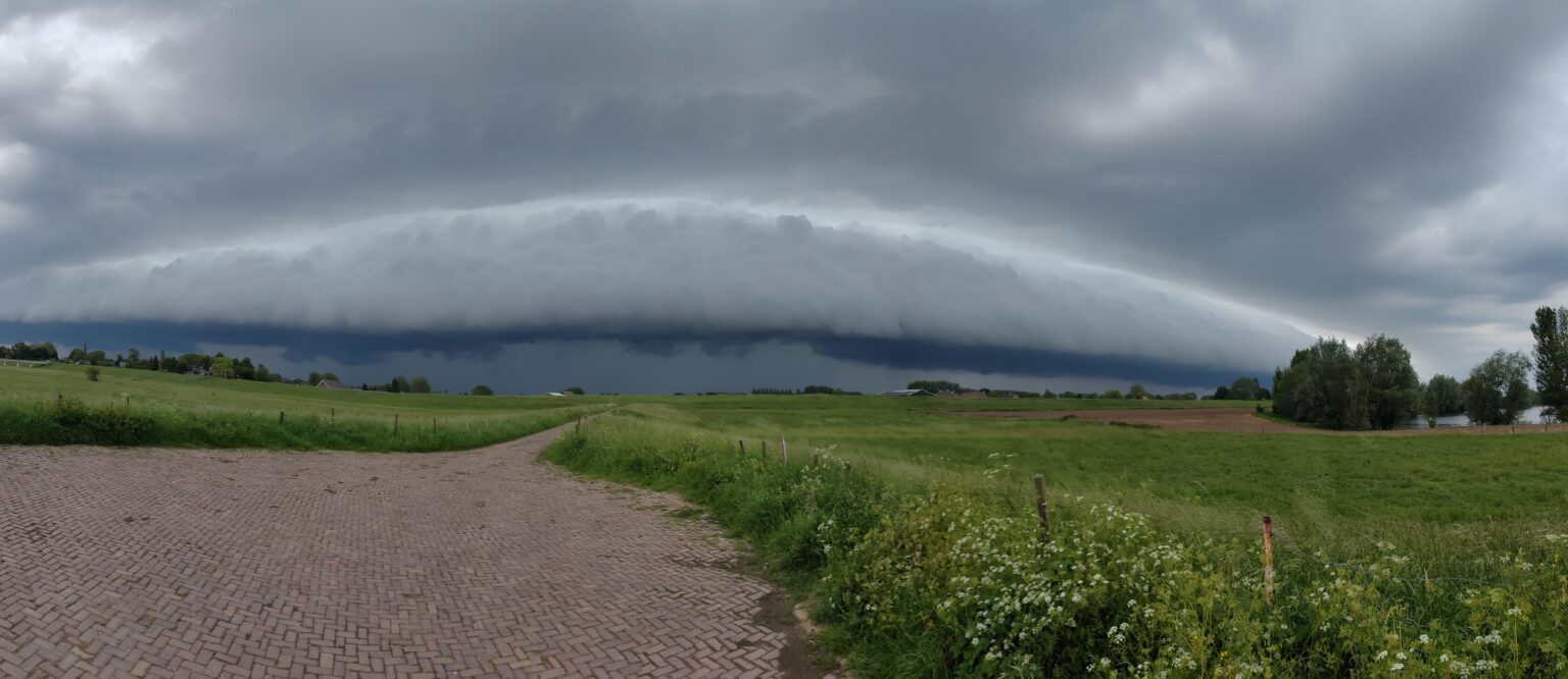Eine Schelfwolke über Driel, heute gegen 19:45 Uhr.