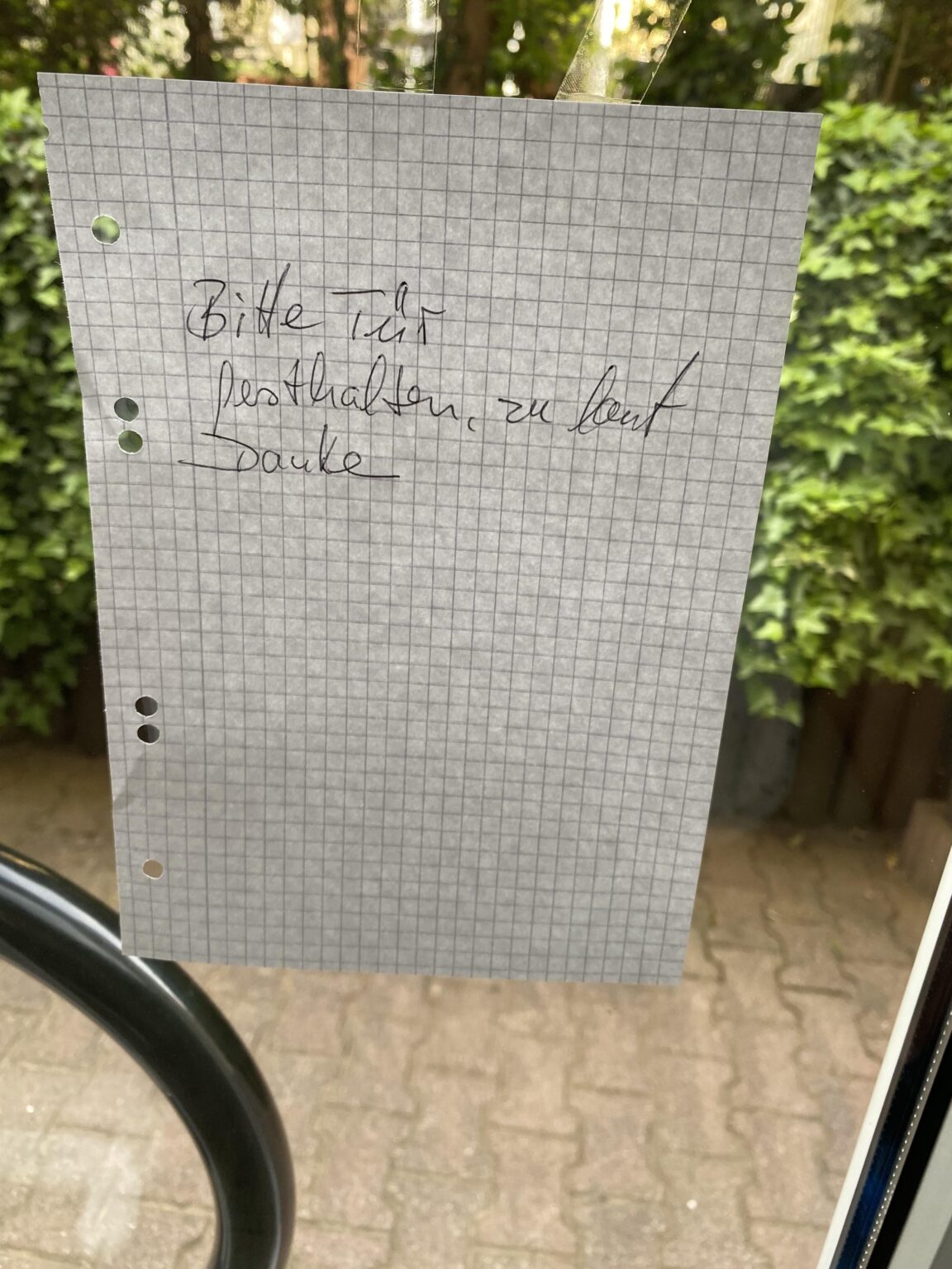 Hinweis an der Tür.  Bitte helfen Sie beim Übersetzen.