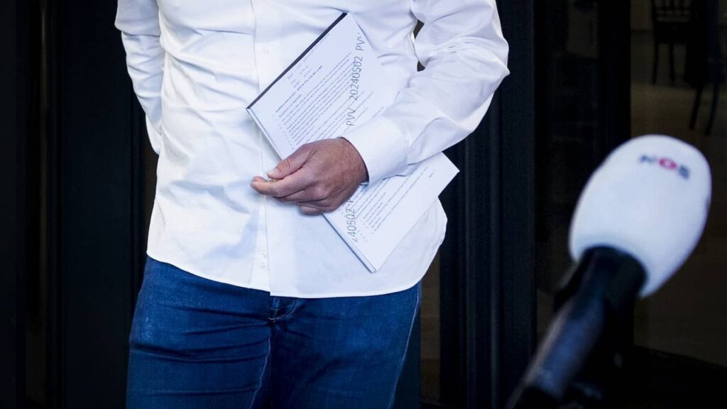 PVV-Mitglied mit Vertragsentwurf fotografiert: Steuererleichterungen und strenge Asylpläne