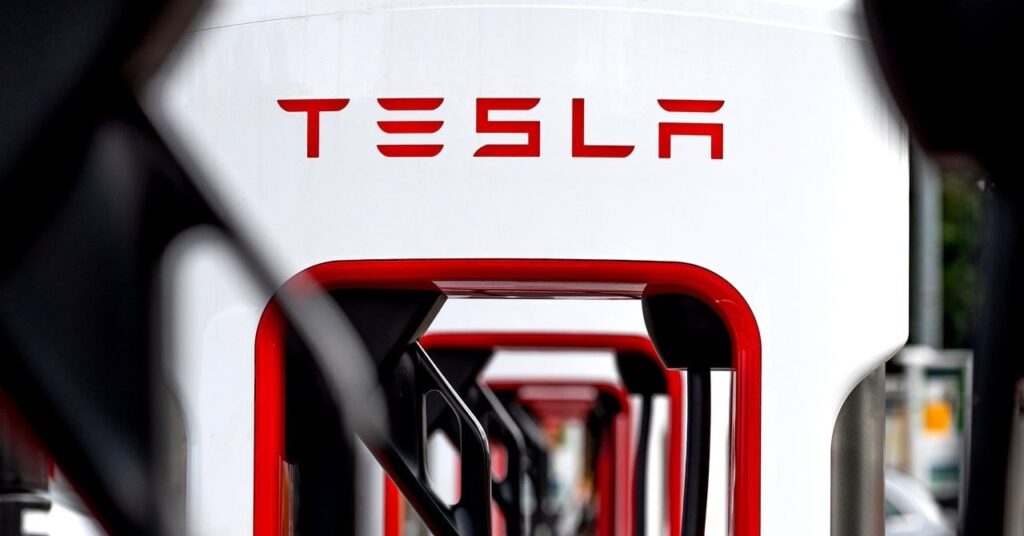 Während Fragen rund um Teslas Supercharger auftauchen, ist das Rennen darum eröffnet, die Leistungslücke zu schließen