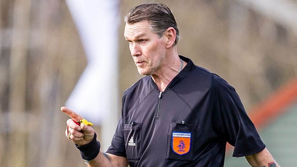 Der Schiedsrichter, der mit der siegreichen Mannschaft gefeiert hat, darf vom KNVB nie wieder pfeifen