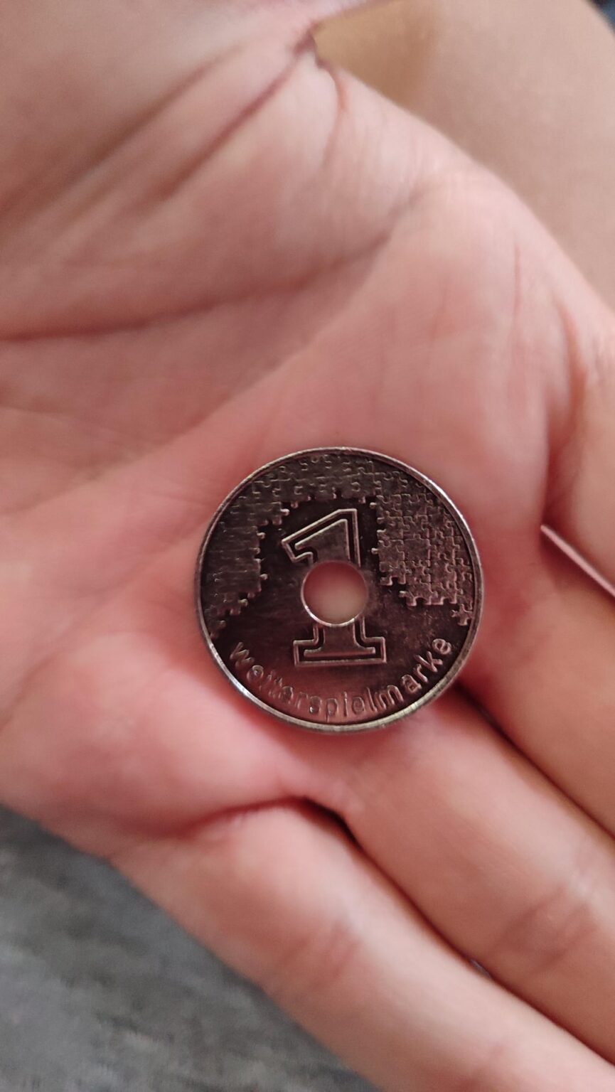 Hey!  Ich komme aus Bosnien und Herzegowina und habe diese Münze auf dem Boden gefunden. Kann mir bitte jemand sagen, was für eine Münze das ist und ob sie etwas wert ist?