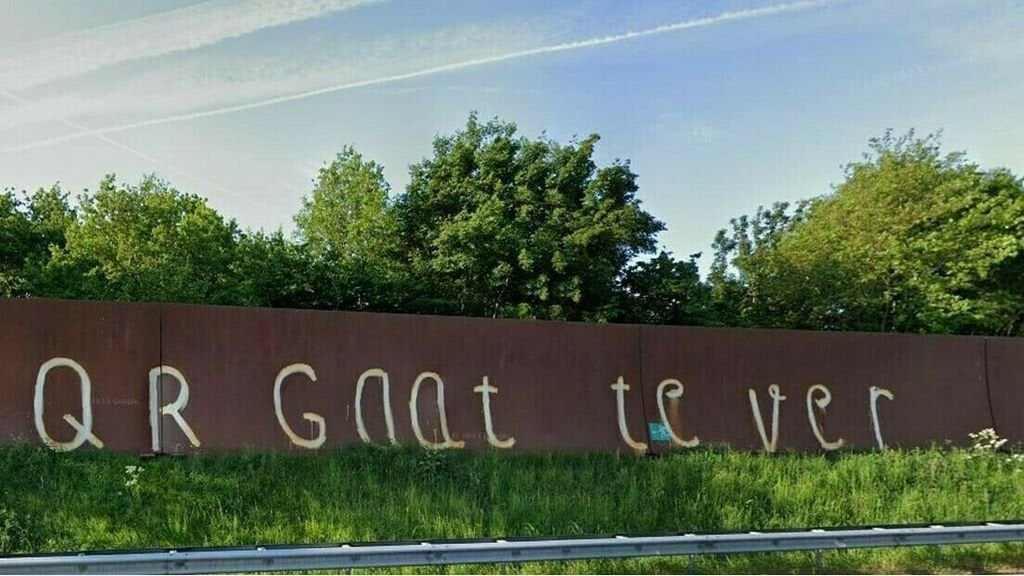 Anti-Coronavirus-Schilder bleiben an der Lärmschutzwand in Zwolle, „ihre Entfernung kostet viel Geld“