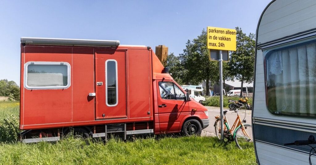 Mit dem Wohnmobil auf dem Parkplatz stehen, um dem Massenmärchen zu entgehen: „Wenn du nur irgendwo stehst, klopft sofort eine Boa an deine Tür“