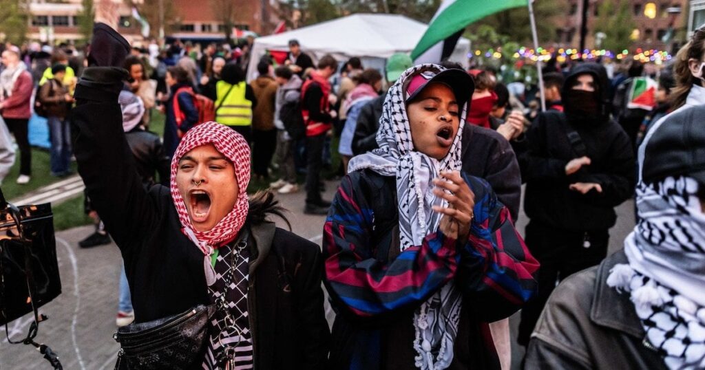 Wiederaufbau: Sobald ein großer Scheinwerfer eingerichtet war, konnte mit der Evakuierung des UvA-Campus Roeterseiland begonnen werden