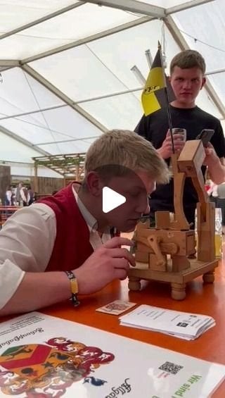 Kann mir jemand sagen, wozu das Ding im Video dient?