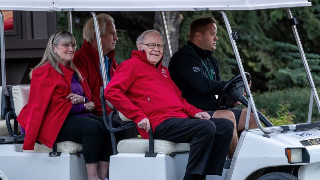 Warren Buffett warnt vor KI-Risiken: Ein „Geist, der mir eine Heidenangst einjagt“ – Die Investmentlegende Warren Buffett warnte am Samstag eindringlich vor künstlicher Intelligenz und verglich den Aufstieg der Technologie mit der Entwicklung von Atomwaffen im Zweiten Weltkrieg. Warren Buffett warnt vor KI-Risiken: Ein „Geist, der mir eine Heidenangst einjagt“ – Die Investmentlegende Warren Buffett warnte am Samstag eindringlich vor künstlicher Intelligenz und verglich den Aufstieg der Technologie mit der Entwicklung von Atomwaffen im Zweiten Weltkrieg.