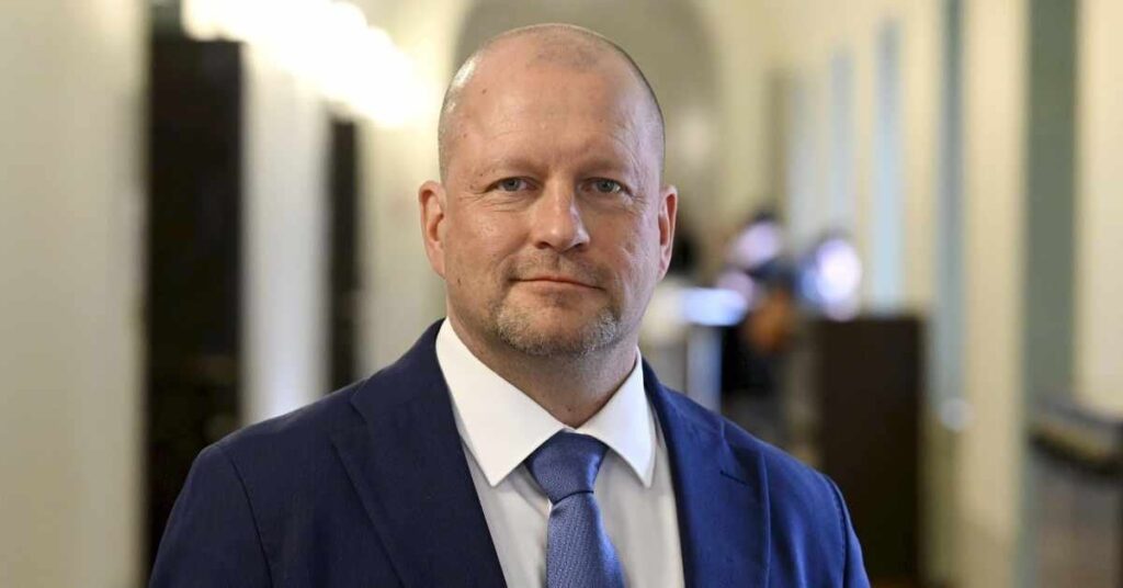 Abgeordneter der Finns-Partei steht vor polizeilichen Ermittlungen und verliert das Vertrauen von Anführer Purra wegen Schießerei in einer Karaoke-Bar |  Yle-Neuigkeiten