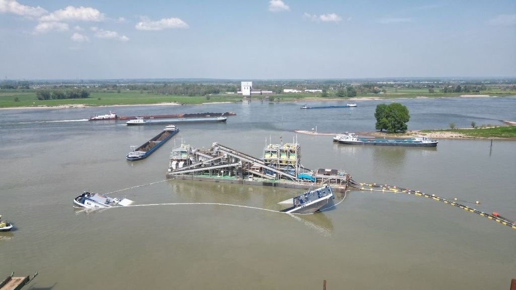 Frachtschiff auf der Waal beim Sandabbau in zwei Hälften zerbrochen