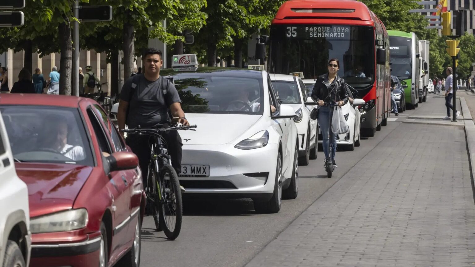 Radfahren in Saragossa, Spanien, soll diesen Sommer aufgrund einer Versicherungspflicht kostenpflichtig sein.  Die spanische Polizei ist möglicherweise berechtigt, nicht versicherte Fahrräder abzuschleppen
