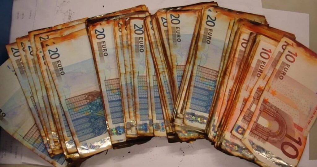 Tausende Euro „versehentlich von Freundin beim Plätzchenbacken verbrannt“: Mann kann kein Geld wechseln