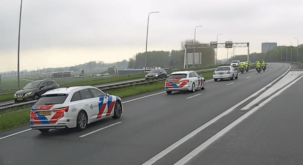 Amerikanischer Ford Crown Victoria mit niederländischer Polizeieskorte gesichtet?
