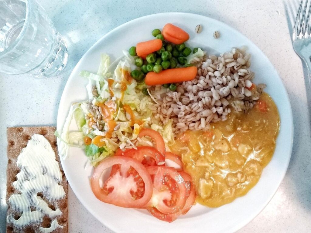 Wie heißt dieses Hühnchen-Reis-Gericht, das zum Mittagessen in der Schule serviert wird?