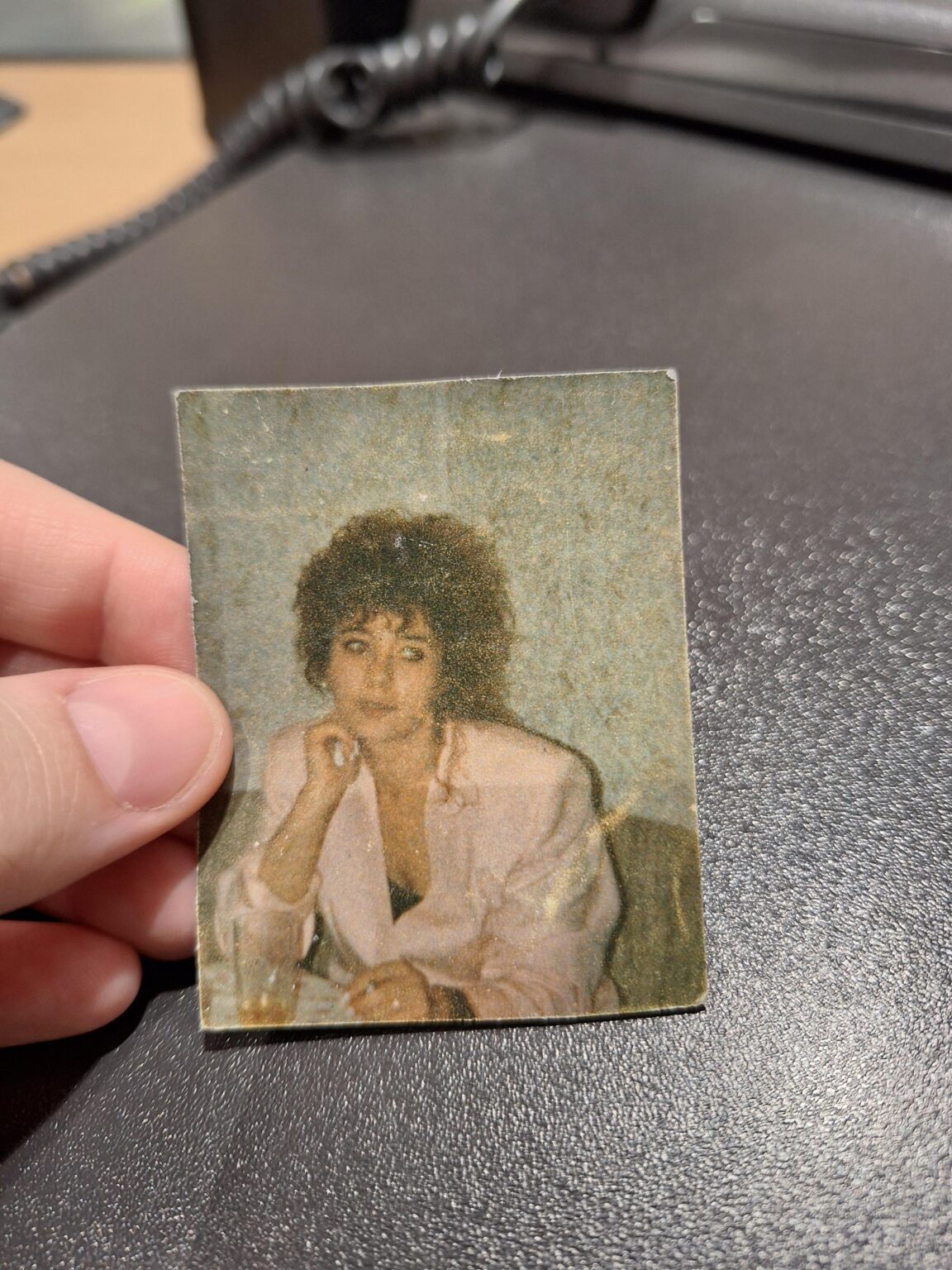 Dieses Foto ist jemandem aus der Handtasche gefallen.  Weiß jemand, wem es gehören könnte?