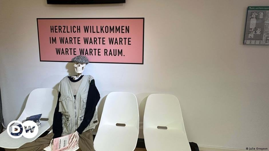 Berliner Museum macht sich über deutsche Bürokratie lustig – DW – 11.05.2024