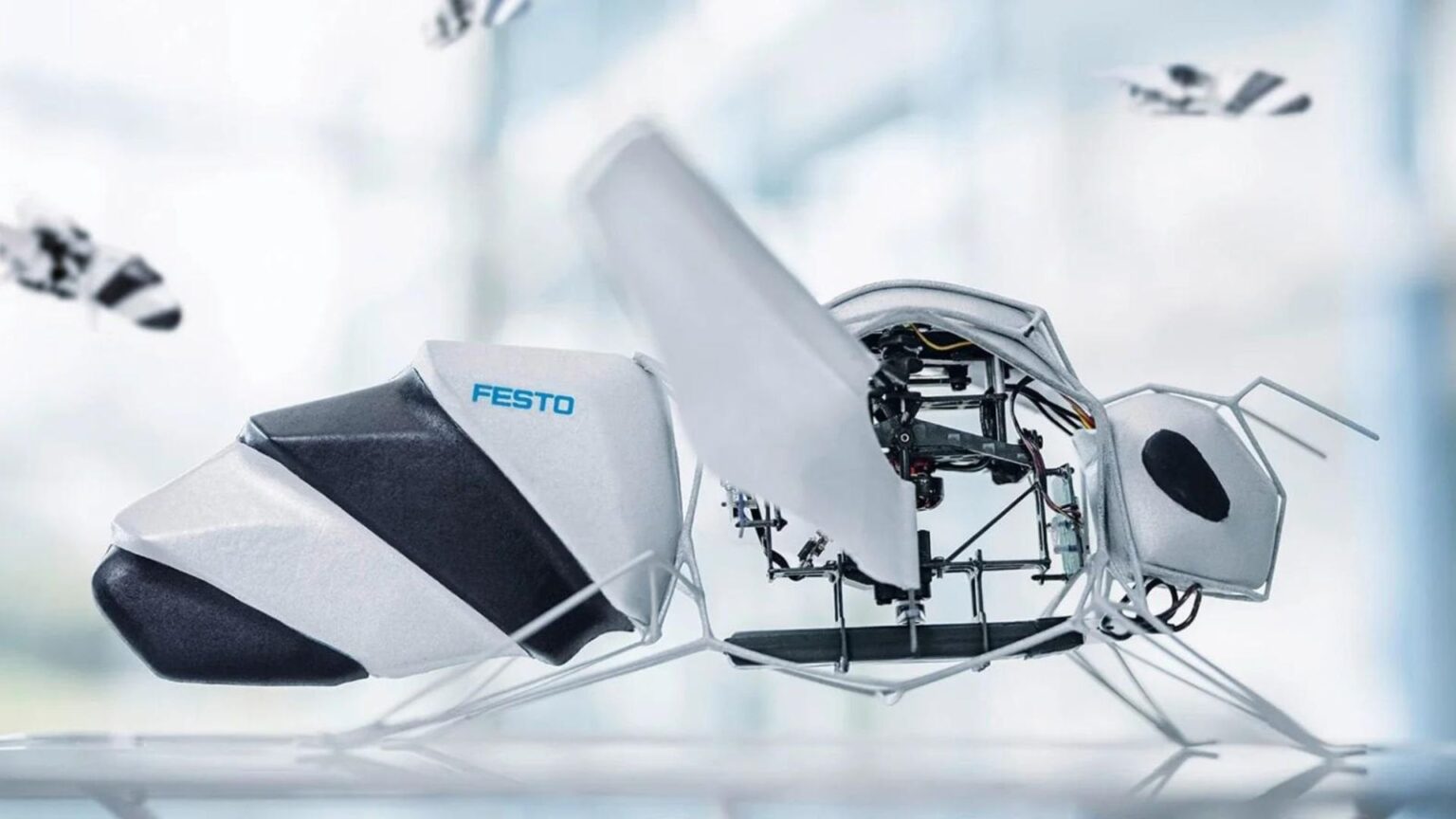 Miniatur-Roboterbienen navigieren den Schwarmflug autonom