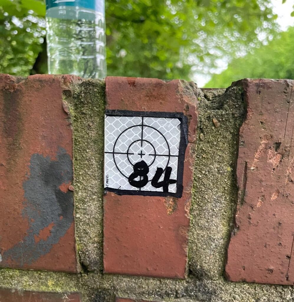 Was sind das für Aufkleber?  Ich sehe sie immer wieder in der Stadt.