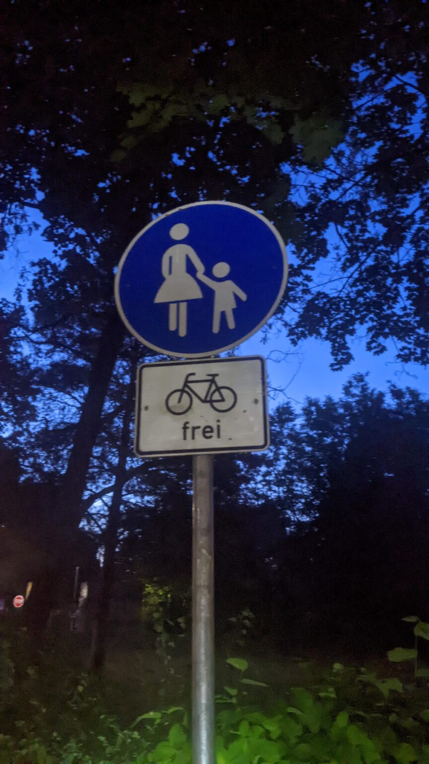 Wenn ich diese Schilderkombination sehe und mit dem Fahrrad unterwegs bin, kann ich dann die Passanten anrufen, um Platz für mich zu machen, oder sollte ich auf die Straße gehen, um sie zu umgehen? Was ist angemessen? Wenn ich diese Schilderkombination sehe und mit dem Fahrrad unterwegs bin, kann ich dann die Passanten anrufen, um Platz für mich zu machen, oder sollte ich auf die Straße gehen, um sie zu umgehen? Was ist angemessen?