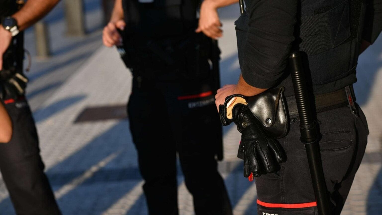 Eine Ertzaina von der Abteilung für geschlechtsspezifische Gewalt missbraucht ein Opfer sexuell