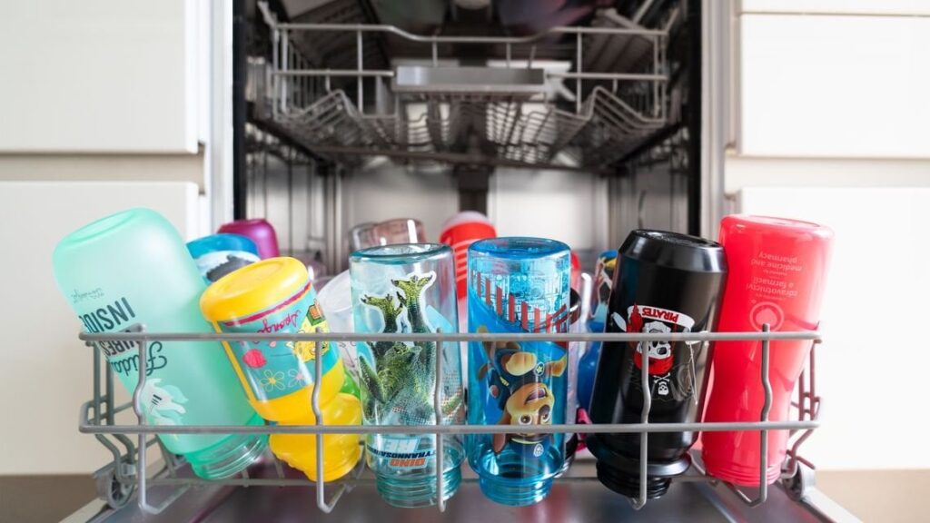 Neue Untersuchungen zeigen, dass es nicht klug ist, die Plastiktrinkflasche in die Spülmaschine zu geben
