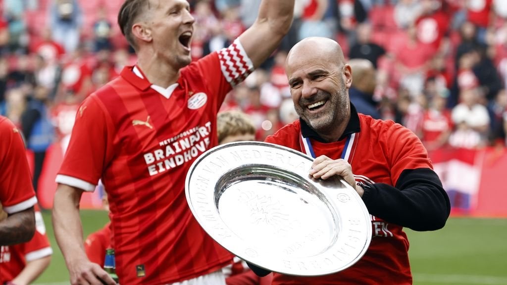 „So sollte Fußball sein“, jubelt PSV-Kapitän De Jong bei der Meisterschaftsfeier