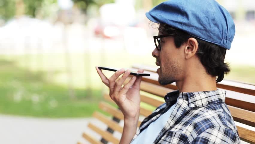 Warum sehe ich immer mehr Menschen, die mit dem Telefon vor dem Mund über Lautsprecher sprechen?
