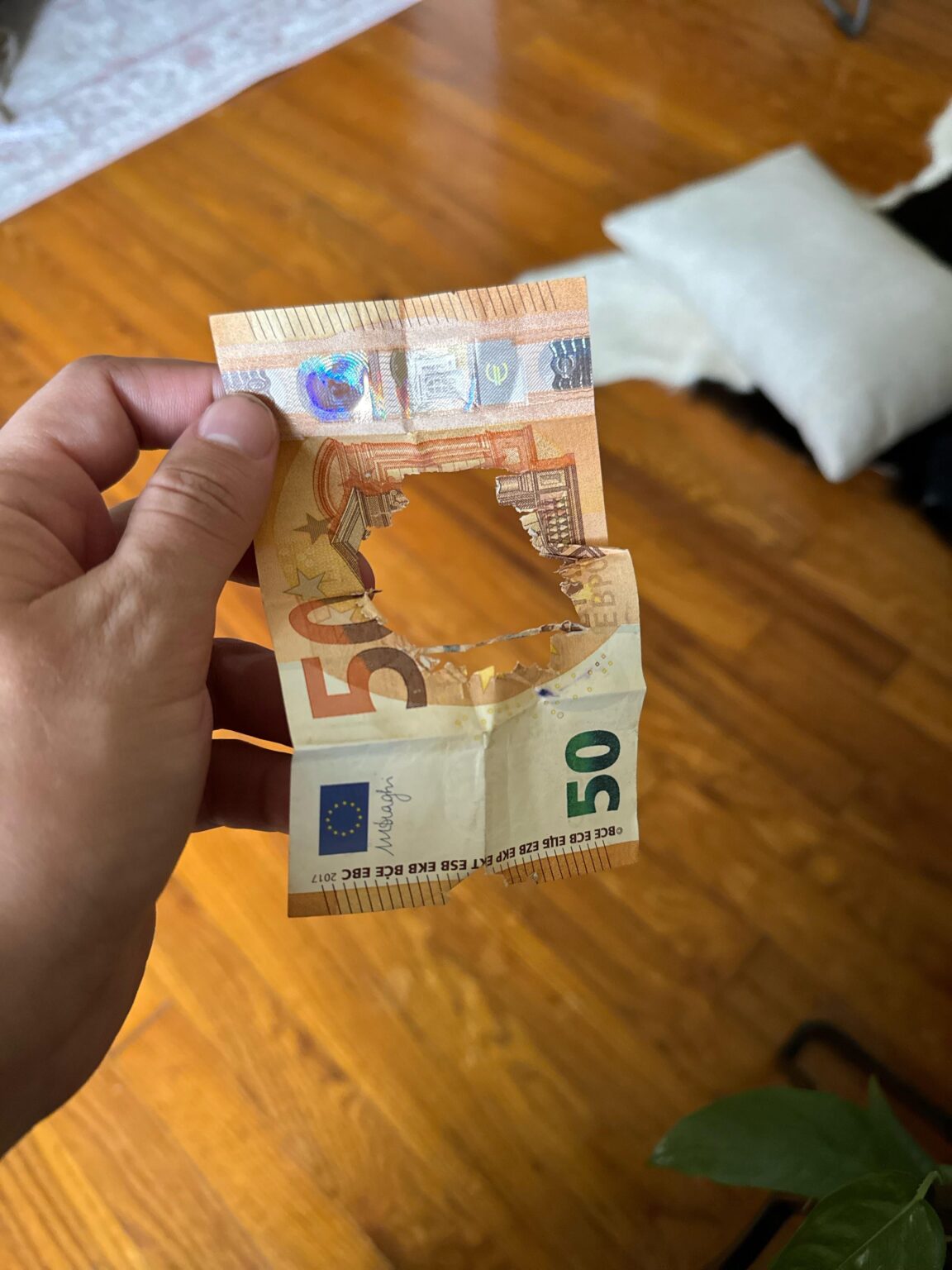 Euro-Schein mit einem Loch darin